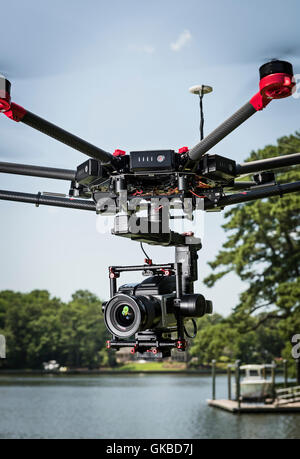 DJI Matrice 600 Drohne fliegen mit Hasselblad auf Ronin Gimbal Stockfoto