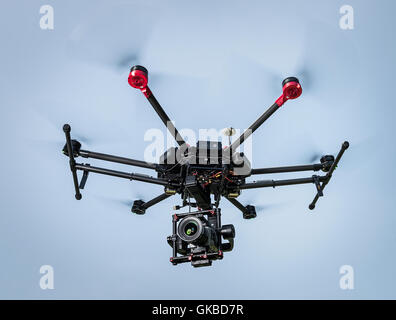 DJI Matrice 600 Drohne fliegen mit Hasselblad auf Ronin Gimbal Stockfoto