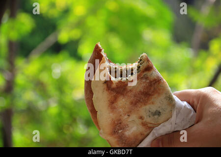 Ein Mann hält ein Mankousheh, traditionelle libanesische Frühstück. Stockfoto