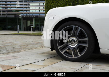 Rolls-Royce Ghost steht vor dem Goodwood Autofabrik am 11. August 2016 in Westhampnett, Vereinigtes Königreich. Stockfoto