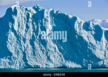 Tagesansicht aus dem Wasser auf dem Perito Moreno Gletscher in Patagonien, Argentinien. Stockfoto