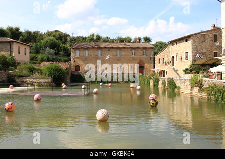 Alten Thermalbäder im mittelalterlichen Dorf von Bagno Vignoni. Toskana, Italien Stockfoto