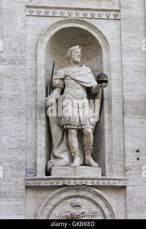 Statue von Karl dem großen in Saint-Louis-Kathedrale von Rom, Italien Stockfoto