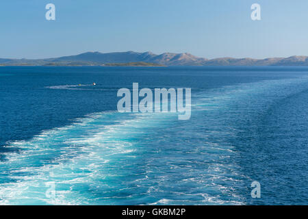 Schiff-Spur auf der Meeresoberfläche Stockfoto
