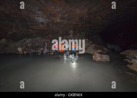 Lava-Eishöhle Lofthellir Expedition - Mai 2016 | weltweite Nutzung Stockfoto