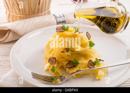 Tagliatelle mit Sommertrüffeln Stockfoto