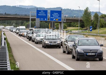 Staus durch Reisende in Süden verursacht. | weltweite Nutzung Stockfoto