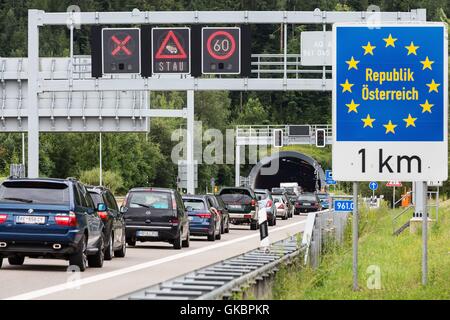 Staus durch Reisende in Süden verursacht. | weltweite Nutzung Stockfoto