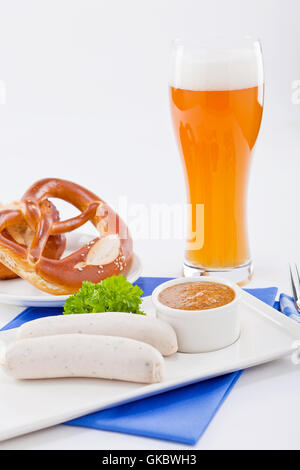 bayerische Weißwurst-Frühstück mit Brezel und Weißbier Stockfoto
