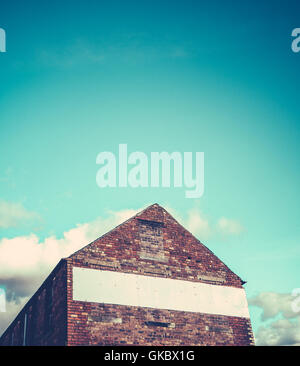 Leere Zeichen für Ihren Text auf einem roten Backstein industrielle Gebäude Stockfoto