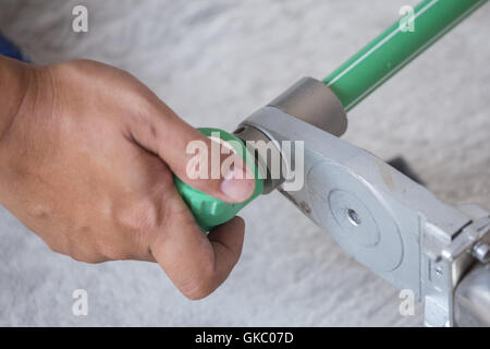 Klempner Schweißen zwei Stücke von grünen PPR Rohr Stockfoto