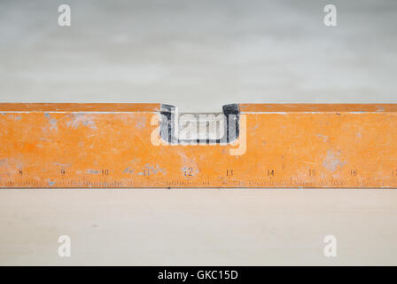 Wasserwaage Werkzeug Erdgeschoss Fliesen auf Baustelle Stockfoto