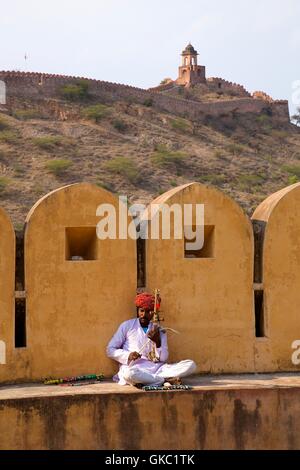 Traditionellen Rajasthani-Musiker spielt seine Ravanhatta (Violine), Amber Fort Palace, Jaipur, Rajasthan, Indien Stockfoto
