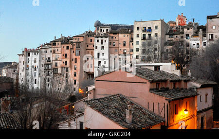 CUENCA, Spanien - Januar 5: Blick auf die hängenden Häuser von Cuenca auf 5. Januar 2013. Cuenca ist eine Stadt in der autonomen Gemeinschaft Stockfoto