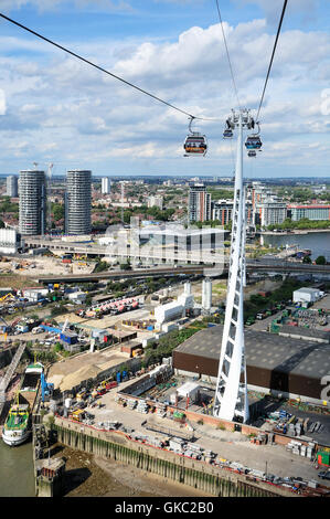 Luftaufnahme der Londoner Docklands von der Emirates-Seilbahnüberquerung aus mit Blick nach Norden Stockfoto