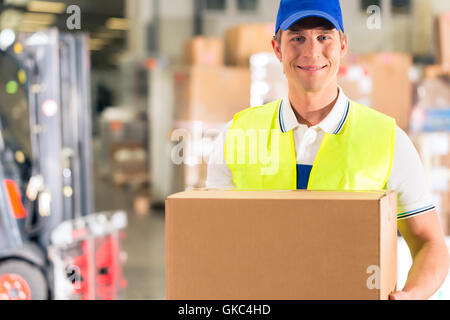 Lager der Spedition hält Paket in einer Lagerhalle Stockfoto
