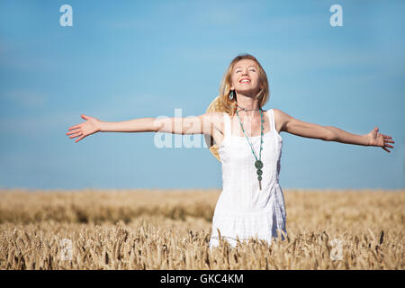 Frau im Kornfeld Stockfoto