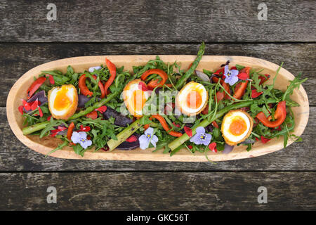 Gemüse und Ei Salat mit Spargel in Holzschale Stockfoto