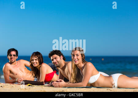 Freunde auf Strandurlaub im Sommer Stockfoto