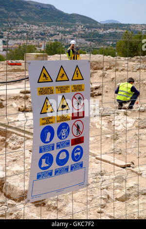 Spanischen Baukonzern Website Warnschild am Eingang zu Ausgrabungen auf der Burg von Denia Stockfoto