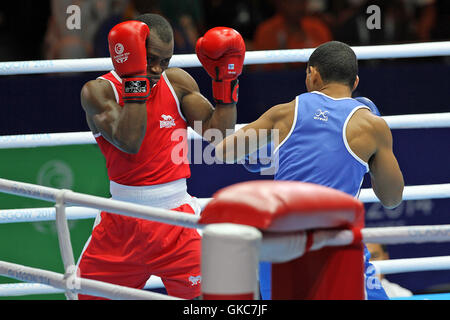 Azumah Mohammed, Ghana (rot) V Joseph Deireragea, Nauru (blau) in der Männer Welter (69kg) Gewicht Boxen in SECC, Commonwealth-Spiele 2014, Glasgow. Azumah Mohammed gewann den Kampf. Stockfoto