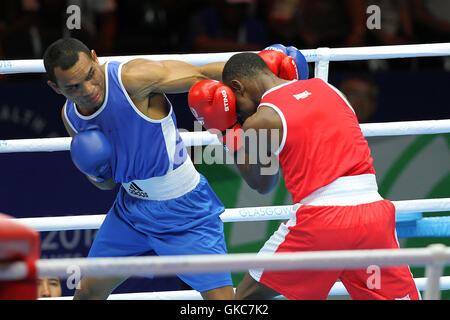 Azumah Mohammed, Ghana (rot) V Joseph Deireragea, Nauru (blau) in der Männer Welter (69kg) Gewicht Boxen in SECC, Commonwealth-Spiele 2014, Glasgow. Azumah Mohammed gewann den Kampf. Stockfoto