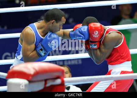 Azumah Mohammed, Ghana (rot) V Joseph Deireragea, Nauru (blau) in der Männer Welter (69kg) Gewicht Boxen in SECC, Commonwealth-Spiele 2014, Glasgow. Azumah Mohammed gewann den Kampf. Stockfoto