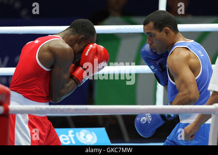 Azumah Mohammed, Ghana (rot) V Joseph Deireragea, Nauru (blau) in der Männer Welter (69kg) Gewicht Boxen in SECC, Commonwealth-Spiele 2014, Glasgow. Azumah Mohammed gewann den Kampf. Stockfoto