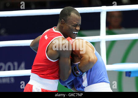 Azumah Mohammed, Ghana (rot) V Joseph Deireragea, Nauru (blau) in der Männer Welter (69kg) Gewicht Boxen in SECC, Commonwealth-Spiele 2014, Glasgow. Azumah Mohammed gewann den Kampf. Stockfoto