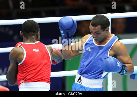 Azumah Mohammed, Ghana (rot) V Joseph Deireragea, Nauru (blau) in der Männer Welter (69kg) Gewicht Boxen in SECC, Commonwealth-Spiele 2014, Glasgow. Azumah Mohammed gewann den Kampf. Stockfoto