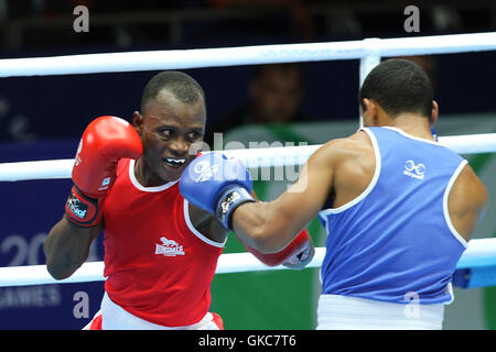 Azumah Mohammed, Ghana (rot) V Joseph Deireragea, Nauru (blau) in der Männer Welter (69kg) Gewicht Boxen in SECC, Commonwealth-Spiele 2014, Glasgow. Azumah Mohammed gewann den Kampf. Stockfoto