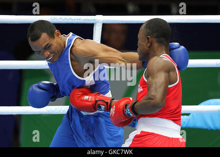 Azumah Mohammed, Ghana (rot) V Joseph Deireragea, Nauru (blau) in der Männer Welter (69kg) Gewicht Boxen in SECC, Commonwealth-Spiele 2014, Glasgow. Azumah Mohammed gewann den Kampf. Stockfoto