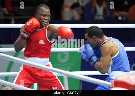 Azumah Mohammed, Ghana (rot) V Joseph Deireragea, Nauru (blau) in der Männer Welter (69kg) Gewicht Boxen in SECC, Commonwealth-Spiele 2014, Glasgow. Azumah Mohammed gewann den Kampf. Stockfoto