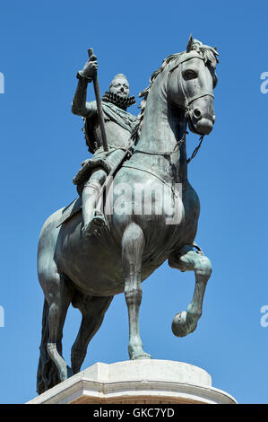 Bronze-Statue von König Philipp III im Plaza Mayor (Hauptplatz), Madrid, Spanien Stockfoto