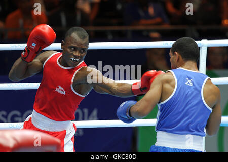 Azumah Mohammed, Ghana (rot) V Joseph Deireragea, Nauru (blau) in der Männer Welter (69kg) Gewicht Boxen in SECC, Commonwealth-Spiele 2014, Glasgow. Azumah Mohammed gewann den Kampf. Stockfoto