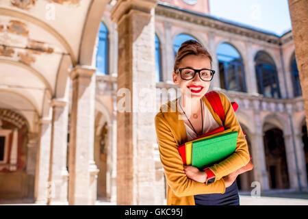 Student in die älteste Universität der Stadt Bologna Stockfoto