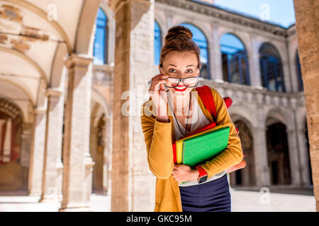 Student in die älteste Universität der Stadt Bologna Stockfoto