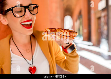 Frau Lasagne im Freien zu essen Stockfoto