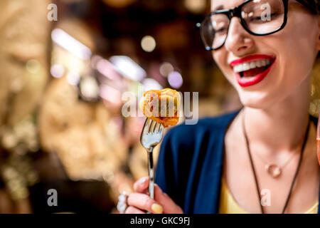 Frau Tortellini Pasta Essen Stockfoto