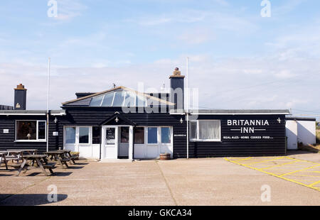 Blick über Dungeness Kent UK - The Britannia Inn pub Stockfoto