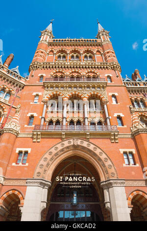 St Pancras Hotel London, Eingangsturm des viktorianischen neugotischen Stil St Pancras Comfort Inn Kings Cross, London, UK. Stockfoto