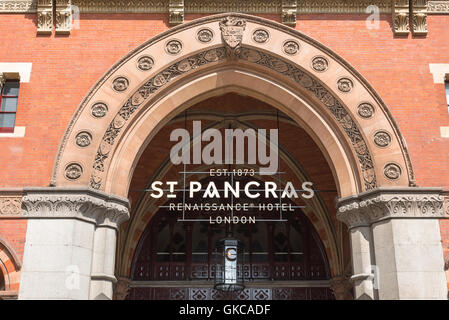 St. Pancras Hotel Schild, der Eingang der Viktorianischen Neugotischen Stil St Pancras Hotel Gebäude am Bahnhof King's Cross in London, UK. Stockfoto