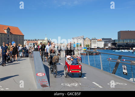 Radfahrer und Fußgänger auf der Brücke, Trangrav Trangravsbroen. Kopenhagen, Dänemark. Ein Teil des Hafens Kreis. Radfahrer cycler. Stockfoto