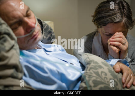 Frau Emotionen Bett Stockfoto