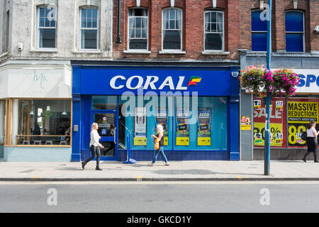 Außenseite des Coral Wettbüro an der Putney High Street in London, Großbritannien Stockfoto