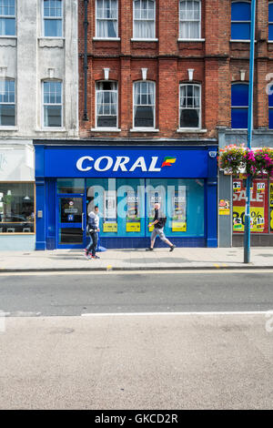 Außenseite des Coral Wettbüro an der Putney High Street in London, Großbritannien Stockfoto