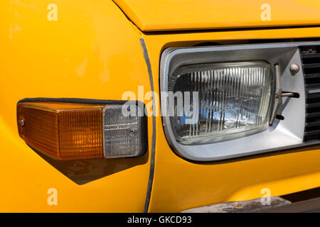 Detail eines Attique Autos bei einer Retro-Autoparade. Scheinwerfer und Blinker-Indikator. Scheinwerfer. Stockfoto