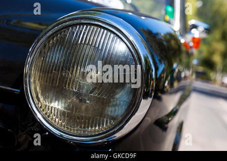 Detail eines Attique Autos bei einer Retro-Autoparade. Scheinwerfer. Schwarze Scheinwerfer. Stockfoto