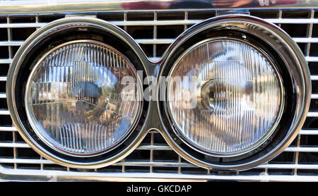 Detail eines Attique Autos bei einer Retro-Autoparade. Zwei Scheinwerfer. Scheinwerfer. Stockfoto