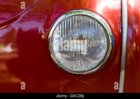 Detail eines Attique Autos bei einer Retro-Autoparade. Scheinwerfer. Rote Lampe. Stockfoto